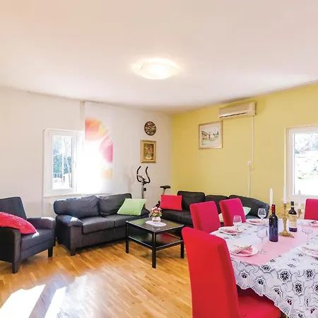 Three-bedroom In Radovcici 펜션