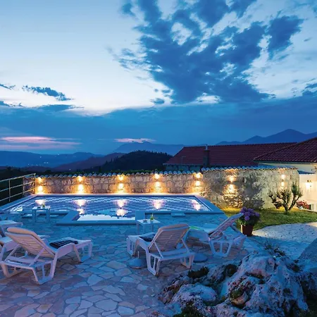 Three-bedroom In Radovcici *