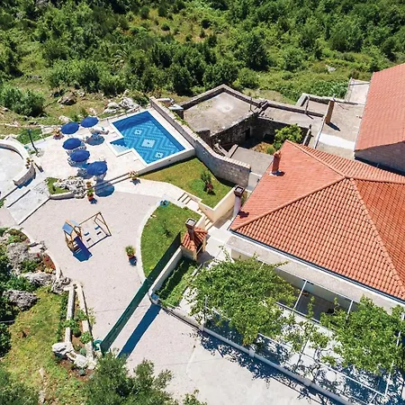 Three-bedroom In Radovcici Radovici