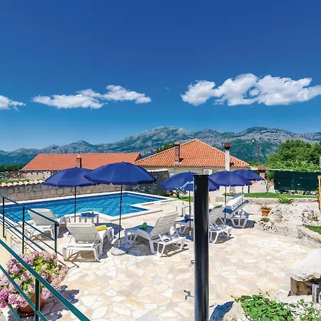 Three-bedroom In Radovcici *