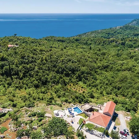 Three-bedroom In Radovcici