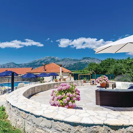 펜션 Three-bedroom In Radovcici