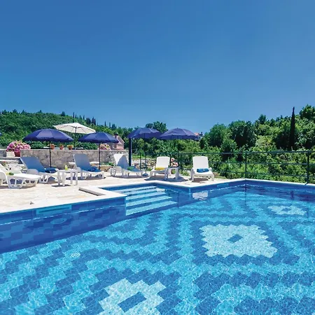 Three-bedroom In Radovcici *