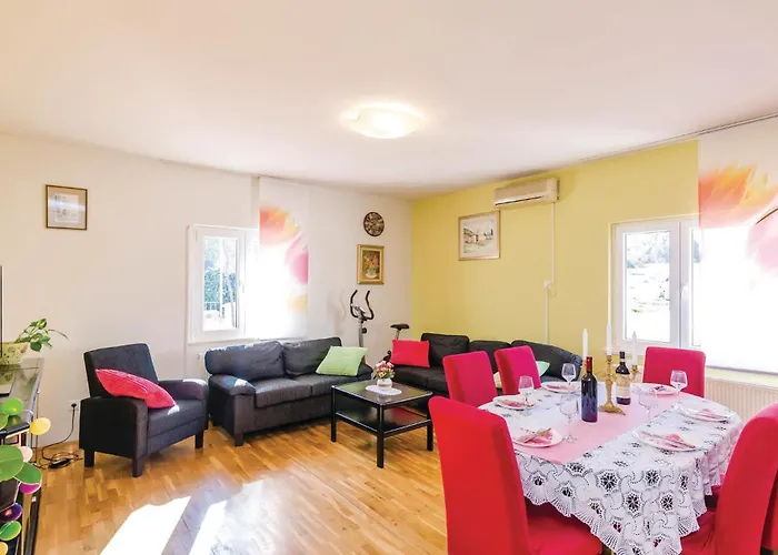 Three-bedroom In Radovcici 度假居