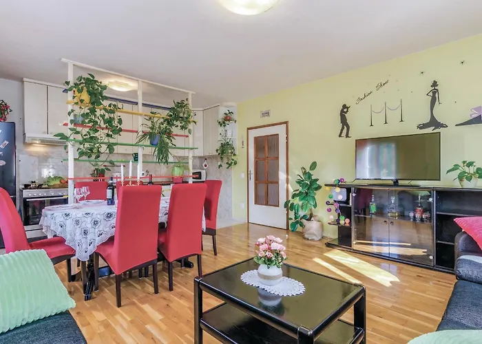 Three-bedroom In Radovcici *