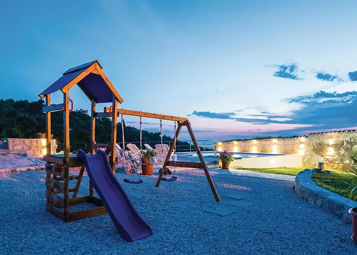 Three-bedroom In Radovcici 度假居 *