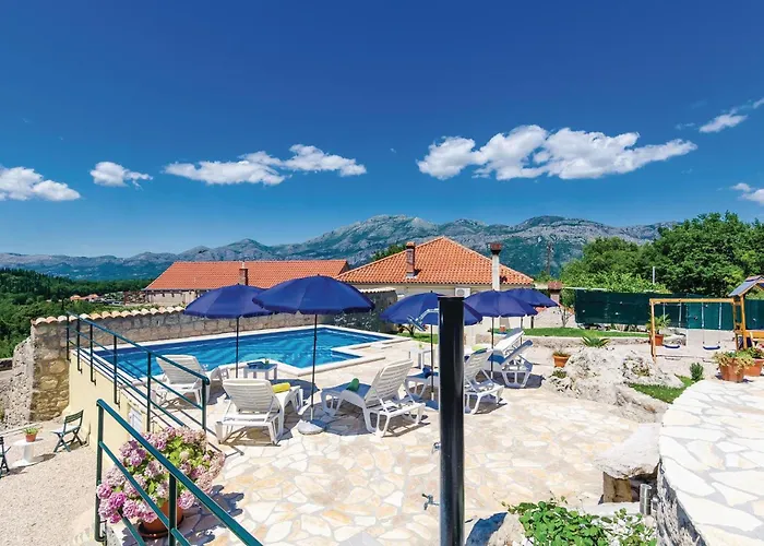 Three-bedroom In Radovcici *