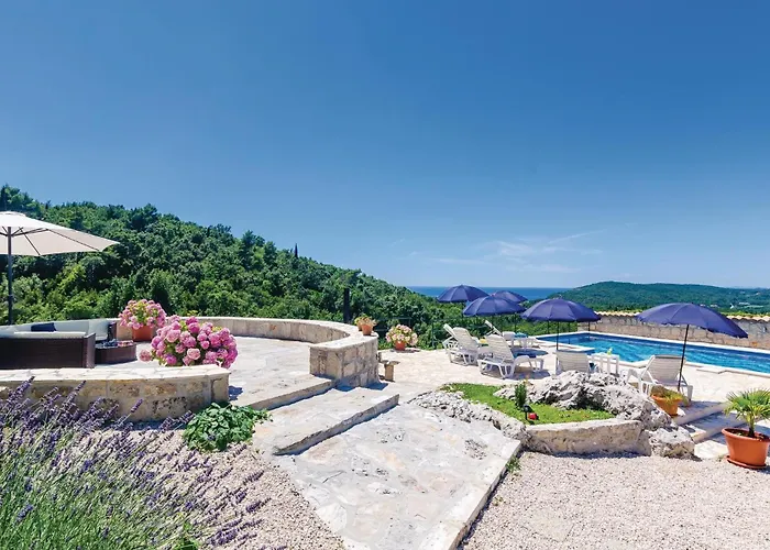 Three-bedroom In Radovcici 度假居